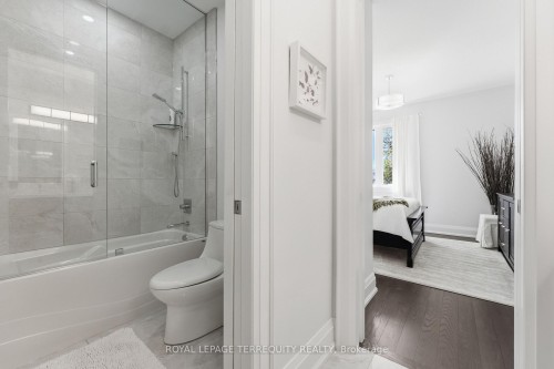 130 Edgecroft Road, Toronto, ON - Indoor Photo Showing Bathroom