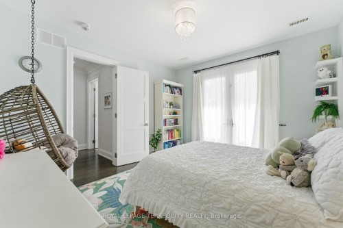 130 Edgecroft Road, Toronto, ON - Indoor Photo Showing Bedroom