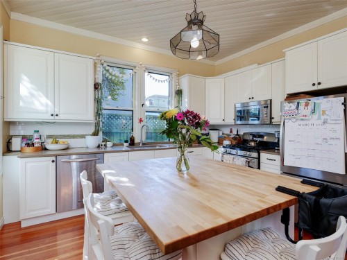 2130 Ridge Rd, Victoria, BC 