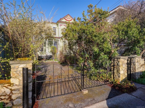 2130 Ridge Rd, Victoria, BC 