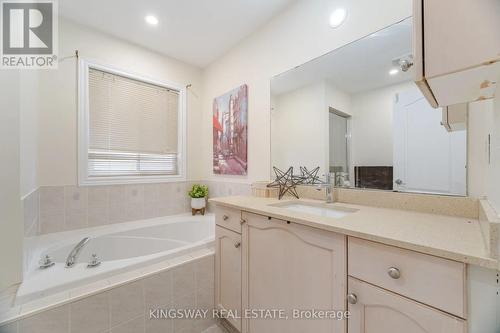 803 Khan Crescent, Mississauga, ON - Indoor Photo Showing Bathroom