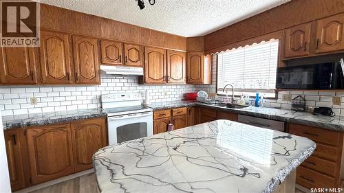 701 1St Street, Hanley, SK - Indoor Photo Showing Kitchen
