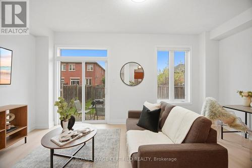 3302 Stoney Crescent, Mississauga, ON - Indoor Photo Showing Living Room