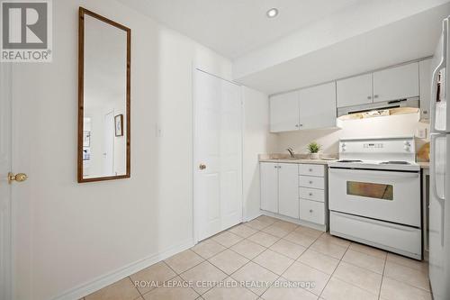 3302 Stoney Crescent, Mississauga, ON - Indoor Photo Showing Kitchen