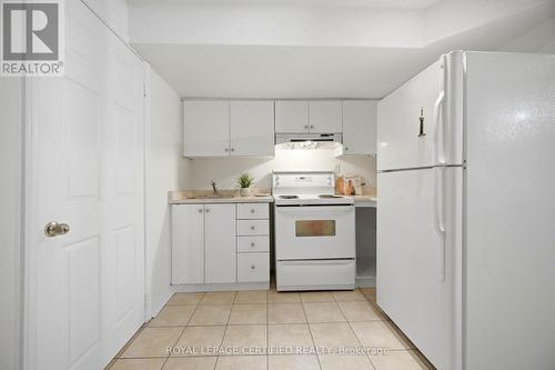 3302 Stoney Crescent, Mississauga, ON - Indoor Photo Showing Kitchen