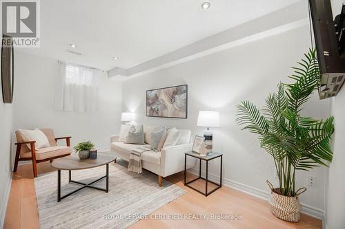 3302 Stoney Crescent, Mississauga, ON - Indoor Photo Showing Living Room
