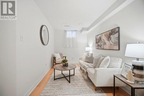 3302 Stoney Crescent, Mississauga, ON - Indoor Photo Showing Living Room
