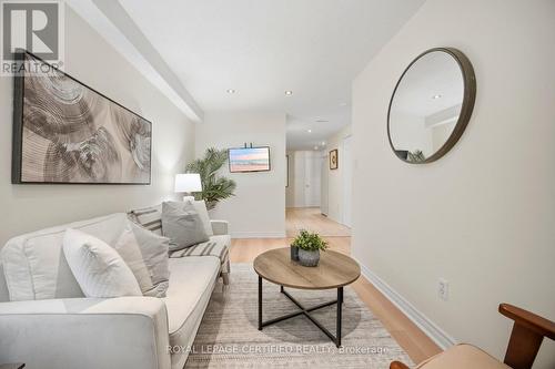 3302 Stoney Crescent, Mississauga, ON - Indoor Photo Showing Living Room