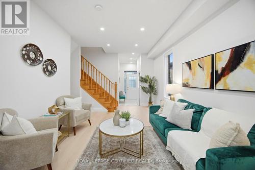 3302 Stoney Crescent, Mississauga, ON - Indoor Photo Showing Living Room