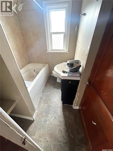 515 J Avenue S, Saskatoon, SK - Indoor Photo Showing Bathroom
