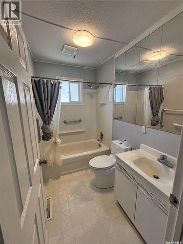 207 3Rd Avenue W, Kindersley, SK - Indoor Photo Showing Bathroom