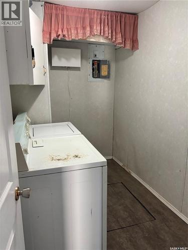 207 3Rd Avenue W, Kindersley, SK - Indoor Photo Showing Laundry Room