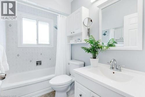 23 Edward Street, Cambridge, ON - Indoor Photo Showing Bathroom