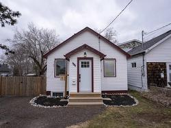130 Rockwood Avenue S Thunder Bay, ON P7B 4K2