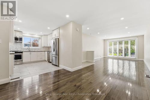 2362 Greenbank Trail, Burlington, ON - Indoor Photo Showing Kitchen With Upgraded Kitchen