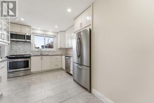 2362 Greenbank Trail, Burlington, ON - Indoor Photo Showing Kitchen With Stainless Steel Kitchen With Upgraded Kitchen