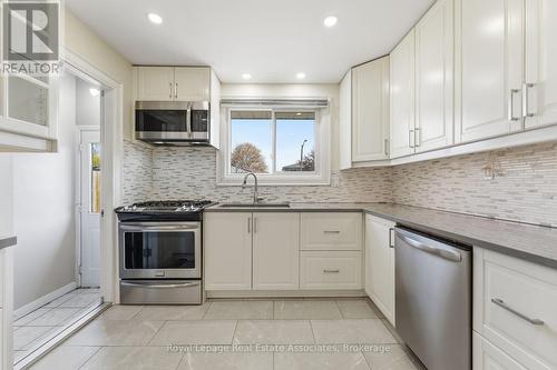 2362 Greenbank Trail, Burlington, ON - Indoor Photo Showing Kitchen With Stainless Steel Kitchen With Upgraded Kitchen