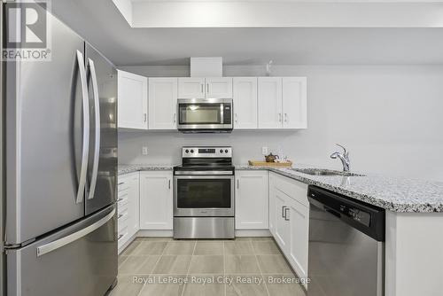 88 - 60 Arkell Road, Guelph (Kortright East), ON - Indoor Photo Showing Kitchen With Upgraded Kitchen