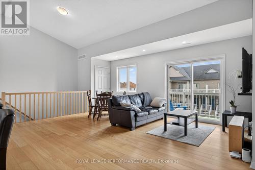 104 Sternes Private, Ottawa, ON - Indoor Photo Showing Living Room