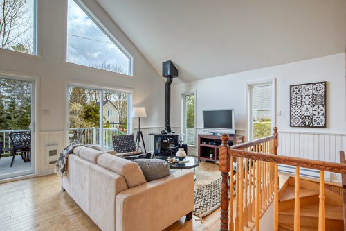 Salon - 120 Ch. Thibault, Sutton, QC - Indoor Photo Showing Living Room