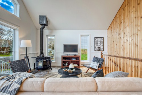 Salon - 120 Ch. Thibault, Sutton, QC - Indoor Photo Showing Living Room
