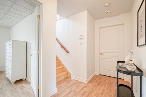 Hall d'entrée/Vestibule - 120 Ch. Thibault, Sutton, QC - Indoor Photo Showing Other Room