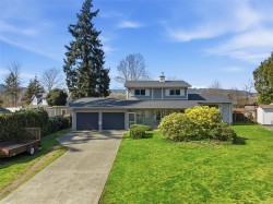 728 Heaslip Pl Colwood, BC V9B 4W1