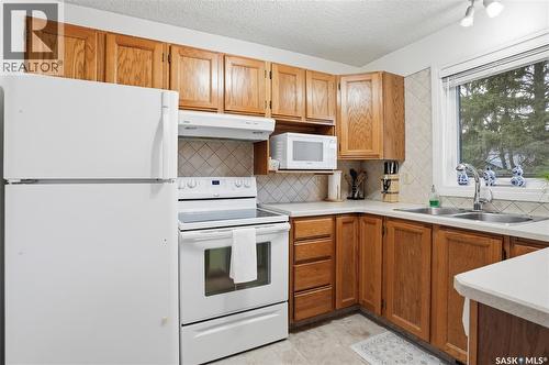 174 Rao Crescent, Saskatoon, SK - Indoor Photo Showing Kitchen With Double Sink