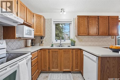 174 Rao Crescent, Saskatoon, SK - Indoor Photo Showing Kitchen With Double Sink