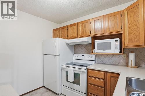 174 Rao Crescent, Saskatoon, SK - Indoor Photo Showing Kitchen