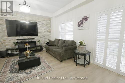 8 Whitton Drive, Brant, ON - Indoor Photo Showing Living Room