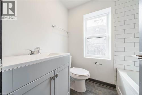 32 Britannia Avenue, Hamilton, ON - Indoor Photo Showing Bathroom