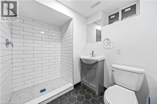 32 Britannia Avenue, Hamilton, ON - Indoor Photo Showing Bathroom