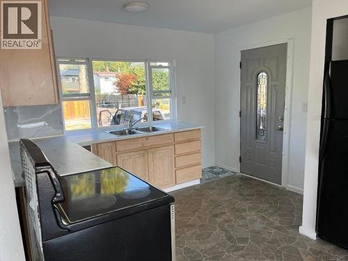 3952 Joyce Ave, Powell River, BC - Indoor Photo Showing Kitchen With Double Sink