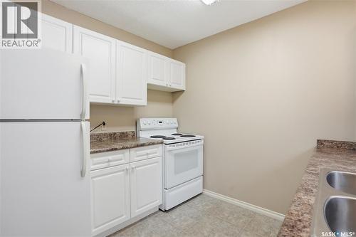 206 & 208 Coppermine Crescent, Saskatoon, SK - Indoor Photo Showing Kitchen