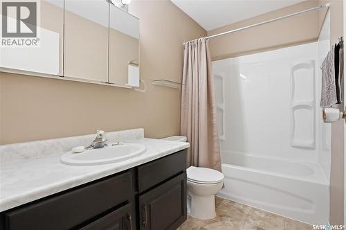 206 & 208 Coppermine Crescent, Saskatoon, SK - Indoor Photo Showing Bathroom