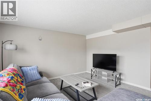 206 & 208 Coppermine Crescent, Saskatoon, SK - Indoor Photo Showing Living Room