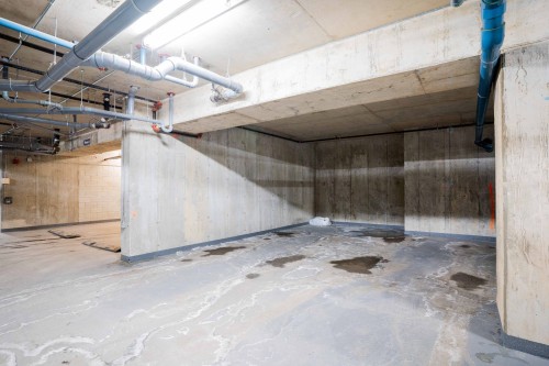 Garage - 806-740 Av. Victoria, Saint-Lambert, QC - Indoor Photo Showing Garage