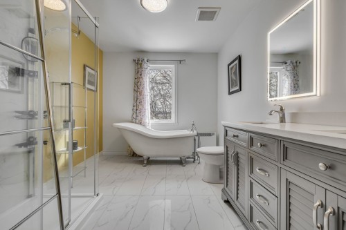 Salle de bains - 12 Rue Du Sumac, Beaupré, QC - Indoor Photo Showing Bathroom