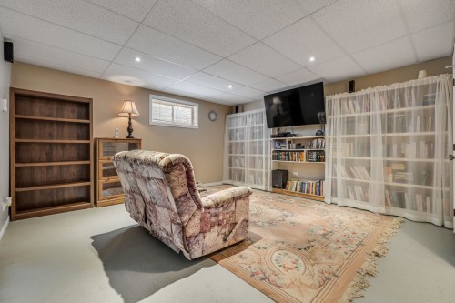 Salle familiale - 12 Rue Du Sumac, Beaupré, QC - Indoor Photo Showing Basement