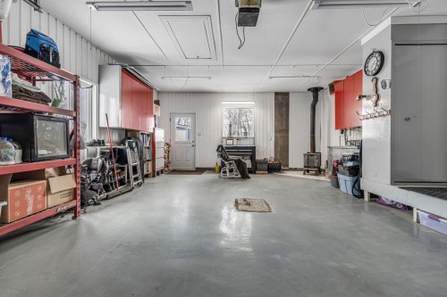 Garage - 12 Rue Du Sumac, Beaupré, QC - Indoor Photo Showing Garage