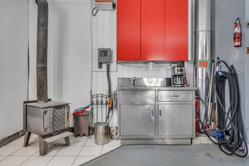 Garage - 12 Rue Du Sumac, Beaupré, QC - Indoor Photo Showing Laundry Room