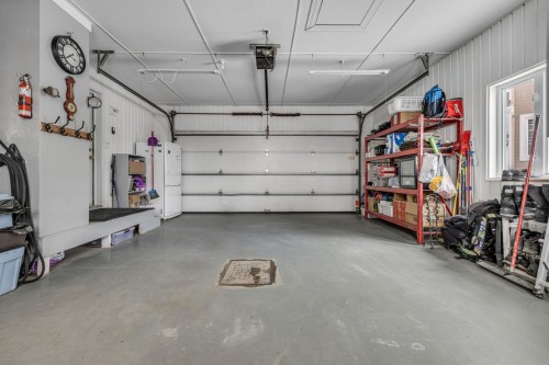 Garage - 12 Rue Du Sumac, Beaupré, QC - Indoor Photo Showing Garage