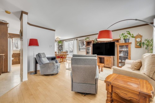 Salon - 12 Rue Du Sumac, Beaupré, QC - Indoor Photo Showing Living Room
