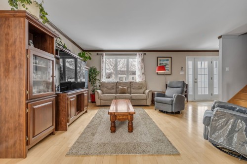 Salon - 12 Rue Du Sumac, Beaupré, QC - Indoor Photo Showing Living Room