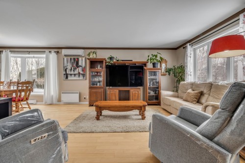 Salon - 12 Rue Du Sumac, Beaupré, QC - Indoor Photo Showing Living Room