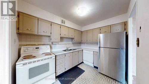 1011 - 80 Inverlochy Boulevard, Markham, ON - Indoor Photo Showing Kitchen With Double Sink