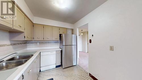 1011 - 80 Inverlochy Boulevard, Markham, ON - Indoor Photo Showing Kitchen With Double Sink