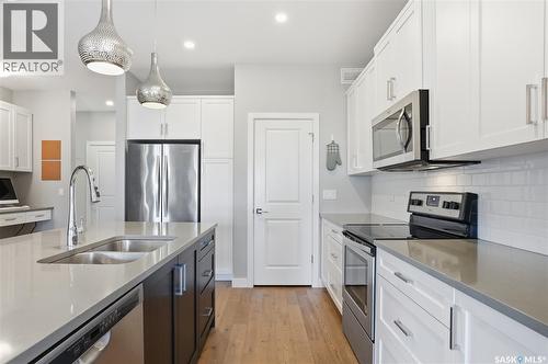 331 Underhill Bend, Saskatoon, SK - Indoor Photo Showing Kitchen With Stainless Steel Kitchen With Double Sink With Upgraded Kitchen
