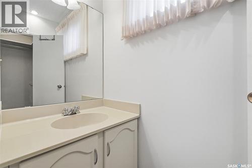 3 425 Pinehouse Drive, Saskatoon, SK - Indoor Photo Showing Bathroom